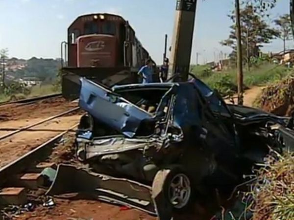 Trem destri carro em Sorocaba, SP, mas motorista escapa com vida