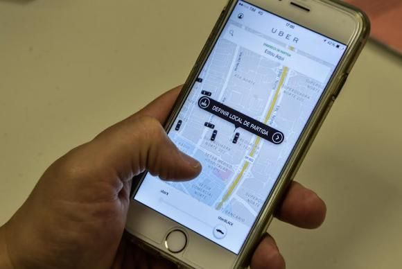 Taxistas entram em confronto com motoristas do Uber em So Paulo