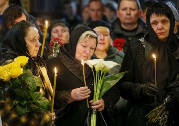 Pessoas atendem ao funeral de soldados ucranianos mortos no leste do pas