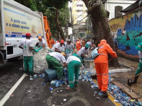 Cerca de 1,3 mil pessoas atuam durante o Crio para poder limpar a cidade que recebeu mais de dois milhes de fiis