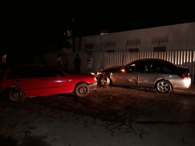 Coliso entre Mercedes e Uno derruba poste em Cuiab e dois bairros ficam sem energia