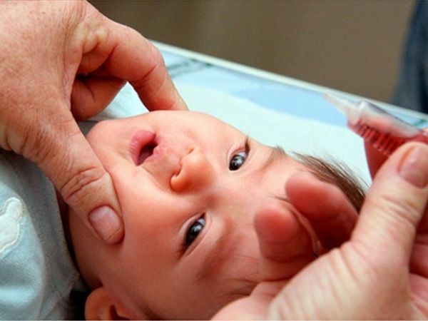 Vacina contra plio ser em forma de injeo para bebs de 2 e 4 meses e em gotinha para crianas de 6 e 15 meses de idade. Primeiras doses tero vrus atenuado e as demais, ativo
