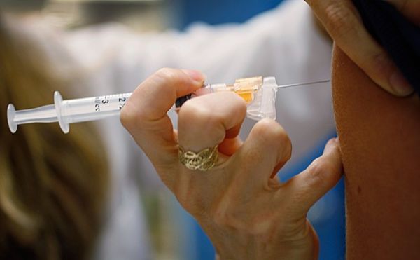 Vacinar meninos contra HPV tem papel crucial na preveno, diz estudo