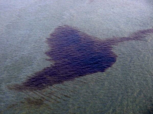 Imagem divulgada em 27 de dezembro de 2011 mostra uma mancha de petrleo nas proximidades do Delta do Rio Niger, na Nigria.