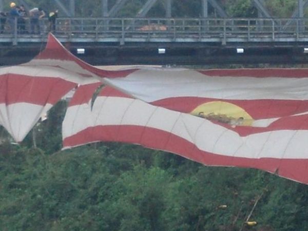 vc reprter: com novos rasgos, bandeira de R$ 58 mil  retirada em Blumenau
