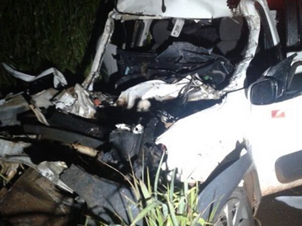 Coliso deixa Fiat Uno destrudo e mata duas pessoas no interior