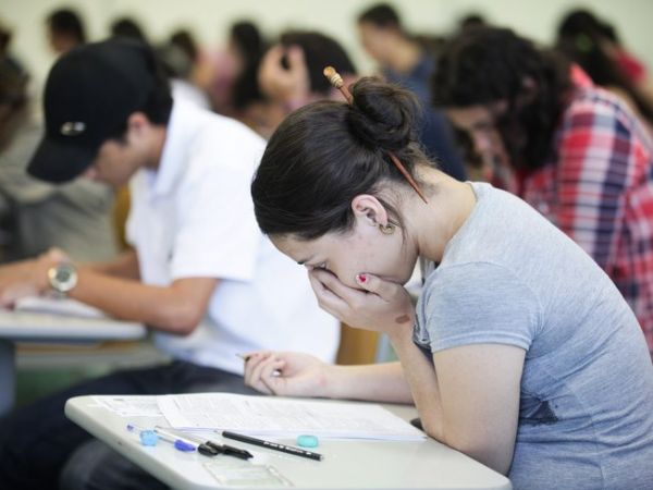MEC deve ampliar acesso de carentes a diploma para quitar dvida de faculdades