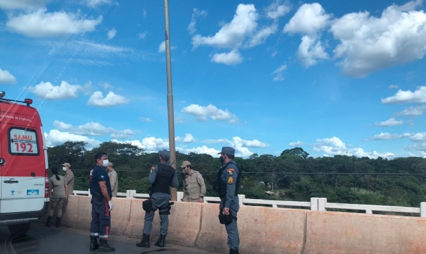 Bombeiros salvam homem que tentava pular da ponte Mrio Andreazza