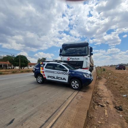 Viatura da Polcia Militar  arrastada por carreta aps acidente na BR-364