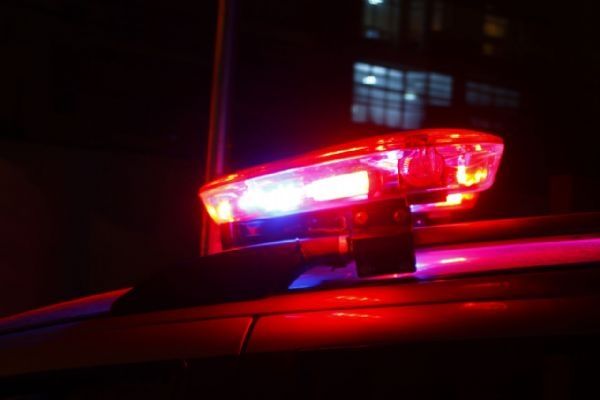 Dois adolescentes e um rapaz de 19 anos assaltam residncia e levam carro da famlia