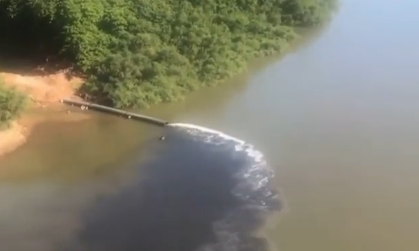 Vdeo mostra lquido preto sendo despejado no Rio Cuiab; Sema investiga