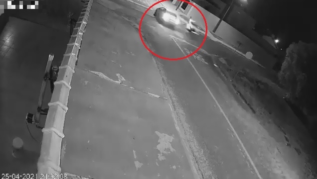 Vdeo registra motociclista sendo atropelada em cruzamento; veja