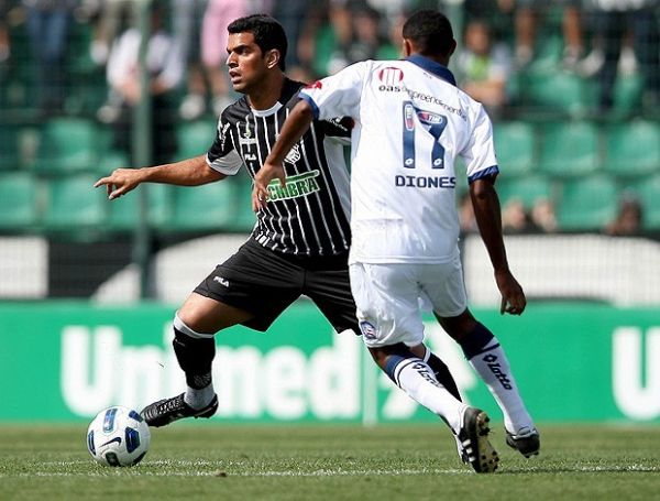 Volante lembrou confronto com o Figueirense na Srie A de 2011