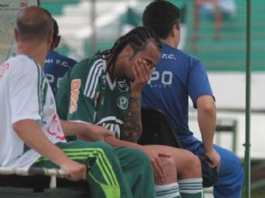 Wesley se lesionou no jogo contra Guarani e s deve voltar a jogar em 2013
