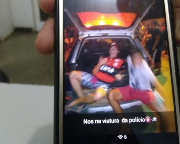 Jovens tiram foto dentro da viatura da Polcia Militar e um acaba preso