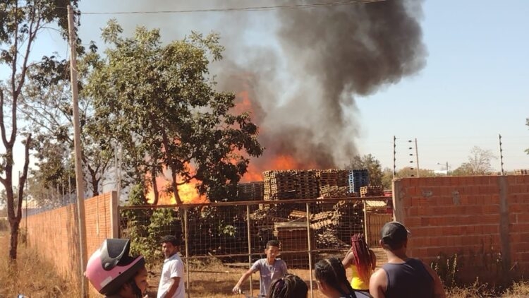 Incndio atinge empresa e caminho explode em Vrzea Grande