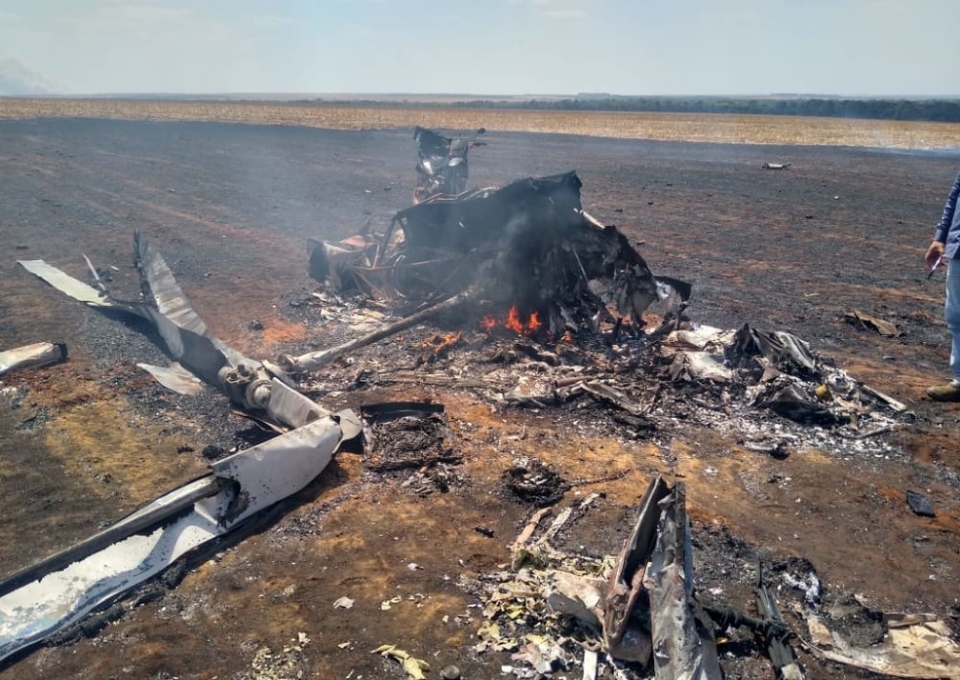 Helicptero explode aps cair em fazenda de Mato Grosso; piloto socorrido em estado grave
