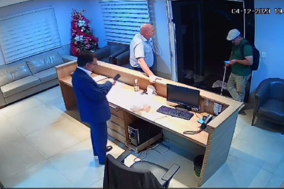 Vdeo mostra suposto atirador no escritrio de Zampieri um dia antes do assassinato; assista