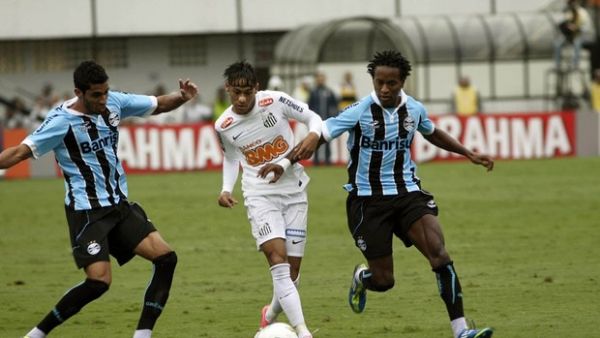 Duelo de geraes: Z Roberto tenta roubar a bola de Neymar
