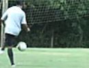 Com estilo, Ronaldinho ajuda a recolher as bolas no treino do Fla