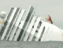 Navio naufragado permanece tombado na costa italiana