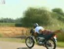 Motoqueiro  flagrado guiando moto deitado no interior de So Paulo