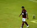 Bola nas Costas: Ronaldinho isola a bola