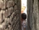 Menino prende a cabea entre duas paredes durante brincadeira na China