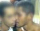 Presos so obrigados a se beijar na frente de policiais em Pernambuco