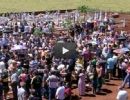 Milhares de pessoas acompanham enterro de vtimas de acidente em Santa Catarina