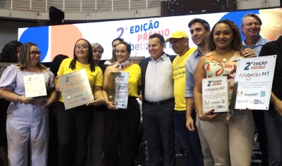 Governador entrega R$ 8,2 milhes para escolas pelo bom desempenho educacional