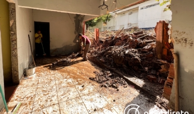 OD - chuva faz muro de escola desabar sobre casa de idosa que precisa de ajuda 1