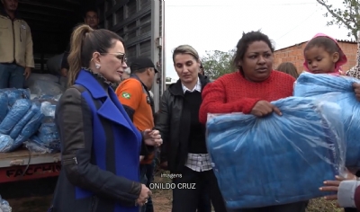 Primeira-Dama distribui cobertores a moradores do Pedra 90