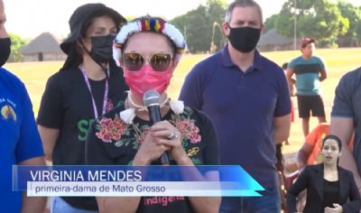 Primeira-dama entrega cestas bsicas e cobertores em Barra do Garas