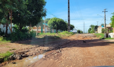 Moradores denunciam avenida sem asfalto e formao de 