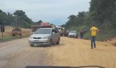 Carreta de soja tomba e trecho da BR-163 precisa ser totalmente interditado;