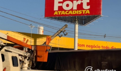 OD - Caminho colide contra poste aps descarregamento no Fort Atacadista em Cuiab