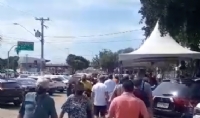 Filas e aglomerao no Mercado do Porto nesta quinta-feira (1)