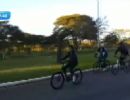 Dilma pedala prximo ao Palcio da Alvorada na manh desta quinta (17)