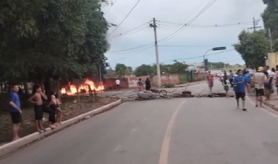 Polcia Militar imobiliza manifestante que exigia asfalto no bairro Ribeiro do Lipa