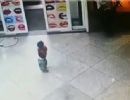 Cmara registra momento em que casal abandona filho de dois anos