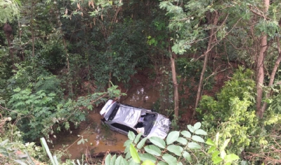 Carro cai em ribanceira na avenida do CPA