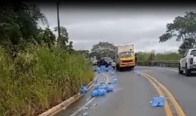 Caminho carregado de gua bate em paredo e tomba no Porto do Inferno