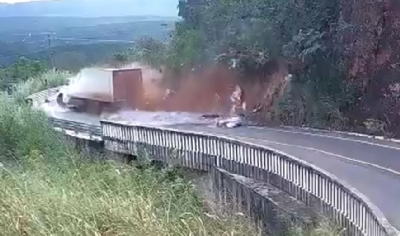 Caminho carregado de gua bate em paredo e tomba no Porto do Inferno