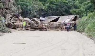 Carreta tomba na Serra de So Vicente e motorista  resgatado em estado grave