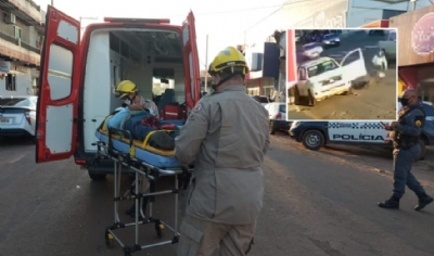 Vdeo mostra motociclista colidindo com a porta de Hilux em avenida