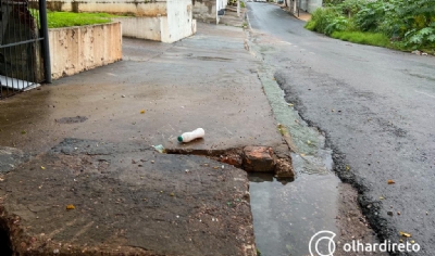 Bueiro entupido faz esgoto transbordar por rua de Cuiab e moradores reclamam de mau cheiro