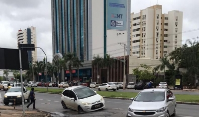 OD - Carro cai em bueiro na Avenida do CPA