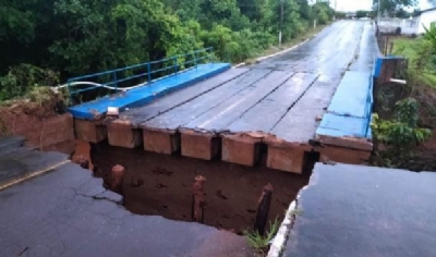 OD - Chuva atingiu Diamantino nesta madrugada deixa ponte submersa, casas alagadas e abre cratera no asfalto 4