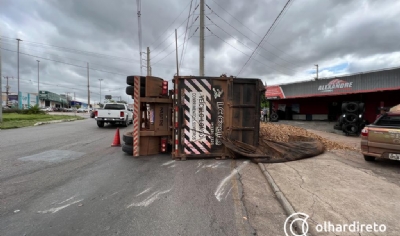 od - Carreta carregada de madeira repicada tombou na Avenida Miguel Sutil e quase atingiu trabalhador da limpeza 2